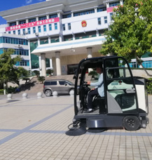 攀枝花駕駛式掃地機(jī)在鹽邊公園運(yùn)用